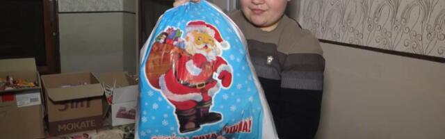 OVAJ DEČAČIĆ I NJEGOVA MAMA SAMI SPREME 200 NOVOGODIŠNJIH PAKETIĆA: Porodica iz Bačkog Petrovca svake godine ovako obraduje mališane (VIDEO)