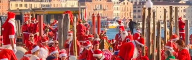 Parada na vodi u Veneciji: Stotine veslača gondola u kostimima Deda Mraza (VIDEO)