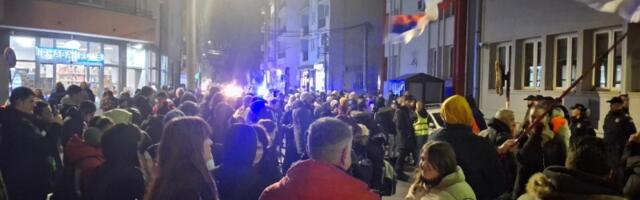 Studenti i građani u protestnoj šetnji zbog upada policije na Filozofski fakultet u Novom Sadu (FOTO)