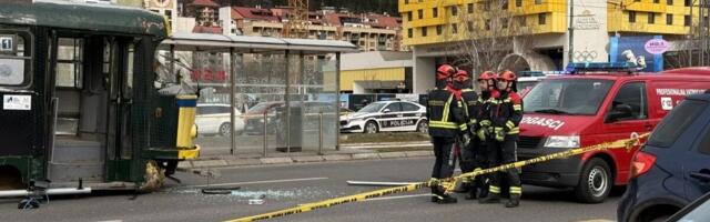 Utvrđen identitet osobe koja je poginula u iskakanju tramvaja u Sarajevu: Poginuo mladić (23), 4 povređeno