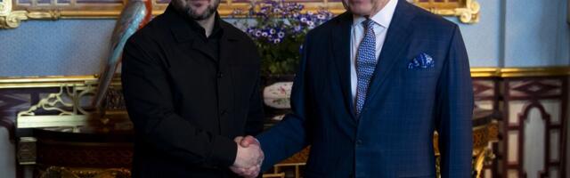 Zelenski poklonio kralju Čarlsu III tablet koji uživo prikazuje borbe na frontu