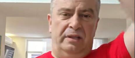 Mahanje šakom iznad glave protiv pritiska zbog briga: Bizaran metod za oslobađanje od stresa preplavio mreže!