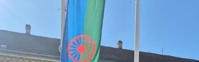 Novi Sad obeležio Dan Roma isticanjem zastave romske zajednice ispred Gradske kuće i Skupštine grada