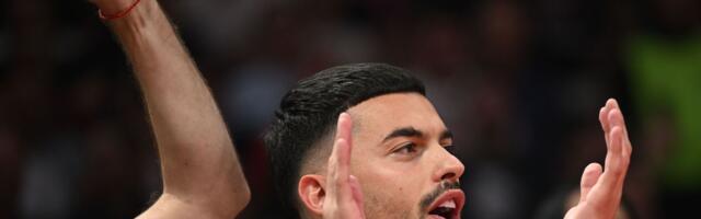 Radonjić u Pioniru: Možda ne igra za Zvezdu, ali bodri košarkaše kad god može! /VIDEO/