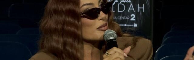 FOTOGRAFIJA POTPUNO GOLE SENIDE UGLEDALA SVETLOST DANA: Niste spremni za ovo, sadržaj se deli munjevitom brzinom! (FOTO)