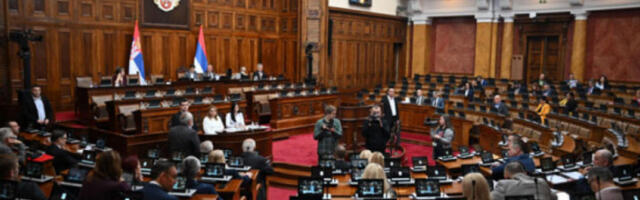 Предлог за гласање о неповерењу Влади Србије сутра пред посланицима