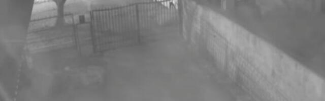 SNIMAK TEŠKE NESREĆE U BEČMENU Vozač "audija" udario u traktor i još jedno auto, pa pobegao peške (VIDEO)