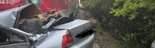 Voz vukao automobil 200 metara! Majka nastradala sa sinom (3) - Detalji nesreće kod Odžaka lede krv u žilama (FOTO)