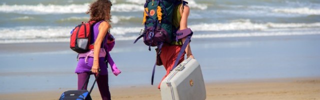 Paradajz turizam na maks: Čovek s TEPIHOM na crnogorskoj plaži (FOTO)