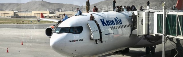 Stravičan snimak koji je napravio Avganistanac zakačen za trup aviona u očajničkom pokušaju da pobegne od talibana