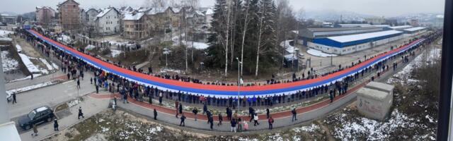 U Istočnom Sarajevu razvili najdužu trobojku za dan RS