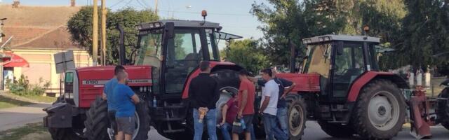 Poljoprivrednici iz Rače kod Kragujevca krenuli traktorima za Lapovo