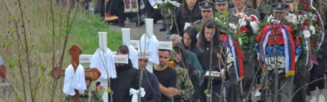 USTANI, MILO MOJE, PRIČAJ SA MAMOM Bolne scene na sahrani stradale dece, majka jedva stajala na nogama