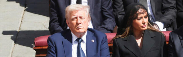 SVI PRIČAJU O OVOJ MELANIJINOJ FOTOGRAGIJI SA SAHRANE PAPE FRANJE! Iznenada je nešto rekla Trampu na uvo - čitači s usana SVE otkrili!