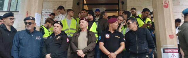 Prvo protest ispred Medicinskog fakulteta u Nišu, pa potraga za dekanom