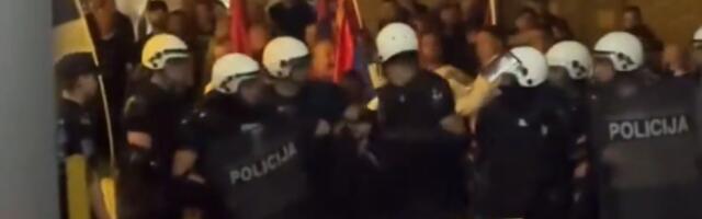 SNS aktivisti gađali policajce, a njihova reakcija... (VIDEO)