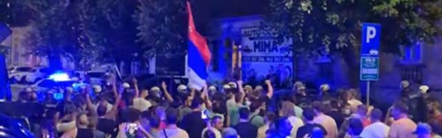 Policija u odbrani prodavnice vozača skutera koji je napao decu na Tamišu (VIDEO)