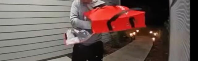 Snimila dostavljača na kućnom pragu, pa zanemela: Pogledajte šta radi s hranom, potpuni užas!