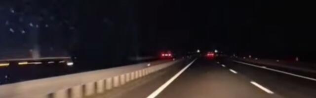 Ljudi gledaju snimak i drže se za glavu! Opasna vožnja zabeležena kod Šapca, auto išao kontra smerom (VIDEO)