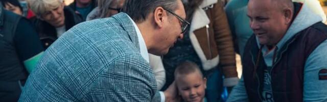 PORODICE SA MALIŠANIMA DOČEKALE VUČIĆA SA ODUŠEVLJENJEM Predsednik iz Crvenke poručio: "Sve što radimo, radimo zbog budućnosti naše dece" (FOTO)