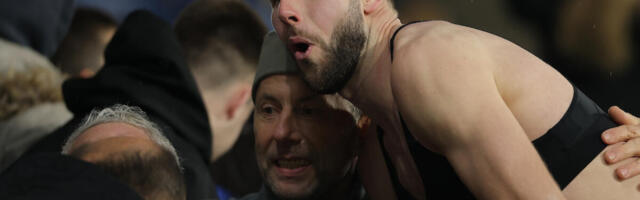 Makazice i trk do tribina u zagrljaj: Sada je i poznato ko je osoba u srpskom vojničkom šinjelu i sa šajkačom