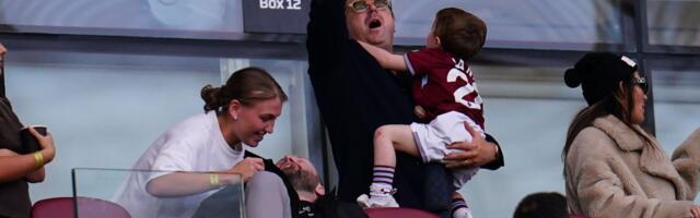 Legendarni glumac sa tribina pevao pogrdnu pesmu o svojoj ćerki i zvezdi Vest Hema: Usledila je najgora stvar /VIDEO/