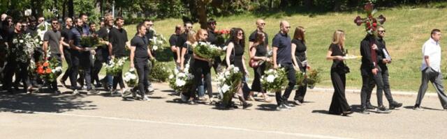 (VIDEO) Pogledajte kako je sahranjen Aleksandar Nešović Baja
