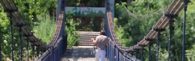 Građani ne haju za OPASNOST i zabranu? Zatvoren viseći most preko Lima u starom Priboju, ali...