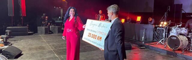 Publika plače zbog Dragane Mirković - Prekinula koncert, pa veliku sumu novca dala na poklon