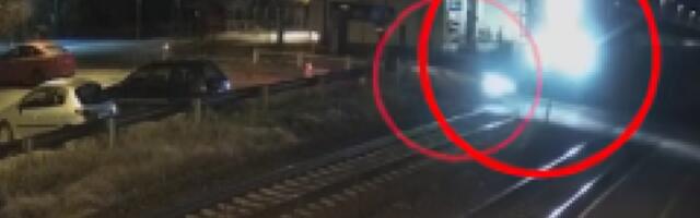 (UZNEMIRUJUĆE) POGINULO PETORO MLADIH Brzi voz udario u automobil u Budimpešti, preživela devojka (VIDEO)