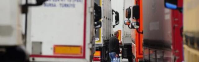 Теретњаци на излазу на Батровцима чекају осам сати, на Сремској Рачи сат времена