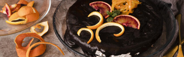 Posna torta od crne čokolade i pomorandže: Sočna, bogatog ukusa i lagana (RECEPT)