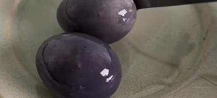 Ovako monasi farbaju jaja u crnom vinu: Nije potrebno mnogo truda, a krajnji efekat je fascinantan (video)