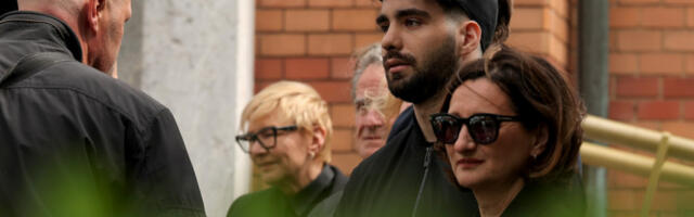 NAJTEŽA SCENA SA SAHRANE! Pogledajte šta rade žena i sin Duška Vujoševića - ona jedva stoji na nogama! (FOTO, VIDEO)