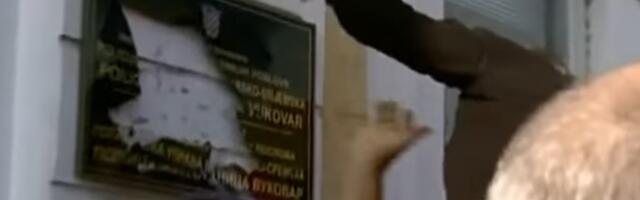 Milan Ružić: Čekićajući ćirilične table