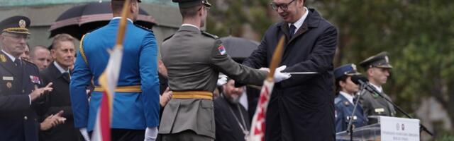 Potpisao sam saglasnost za obnavljanje redovnog vojnog roka: Vučić se obratio mladim oficirima - Vi ste naša snaga i bedem! (FOTO/VIDEO)