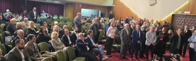 Sednica SG: Opozicija pravi buku i uzvikuje "gotovi ste", "ćaci", "pumpaj"!