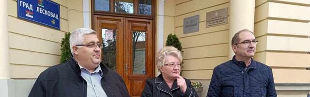 Leskovačka opozicija: Pritisci i ucene na građane, članove SNS i direktore za odlazak u Beograd 12. aprila