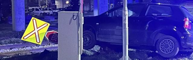 Drama kod pruge u Ilinoj vodi: Vozač udario u znak da bi izbegao sudar
