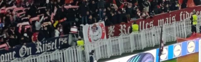 NAVIJAČI LILA ODUŠEVILI SRBE PRED MEČ SA ZVEZDOM! Na tribini istakli zastavu "Nema predaje"!