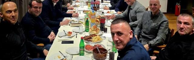 VUČIĆ NA VEČERI SA MOMCIMA IZ KOBRI Lepo je sesti sa ljudima koji su uvek uz mene, odgovorno i bez mnogo reči! Prilika da pričamo kao ljudi, opušteno i iskreno