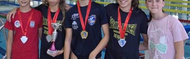 Plivači Proletera briljirali u Futogu: Kući se vratili sa pregršt medalja