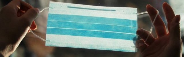 ŠEST MASKI ZA 1.000, 100 RUKAVICA ZA 600 DINARA! Cveta ulična prodaja zaštitne opreme, vade ih gepeka BMW-a! Zarađuju 500 evra dnevno!