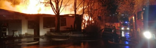 Direktno na licu mesta: Veliki požar na Karaburmi (VIDEO)
