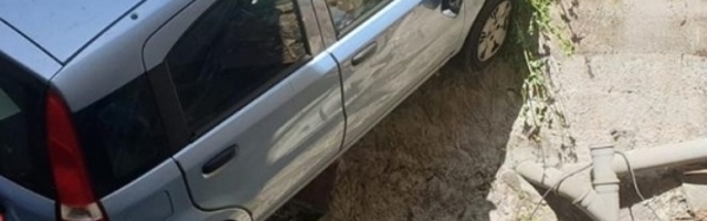 Kolima završio na krovu kuće! Da, na krovu kuće! (FOTO)