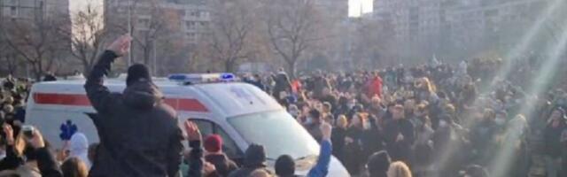 Kad je hitno može - ponovo Hitna pomoć upala usred blokade auto-puta u Beogradu