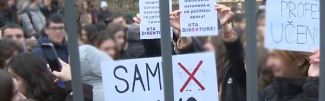 Protest učenika ispred Jovine gimnazije: Stali u zaštitu profesora, traži se OSTAVKA direktora