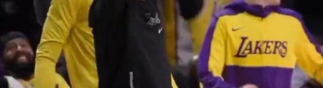 SRBOVANJE U LOS ANĐELESU: Dončić visoko podigao tri prsta, razlog nije to što mislite (VIDEO)