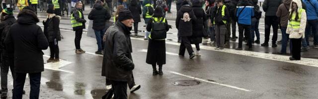 Veliki broj ljudi već u Lepeničkom bulevaru, pristalice SNS jutros organizovano otputovale za Orašac (VIDEO)