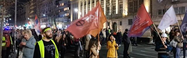 "Svi na ulice, napali su studente": Protest u Beogradu, obilazak i "medijskih oružja" (FOTO/VIDEO)